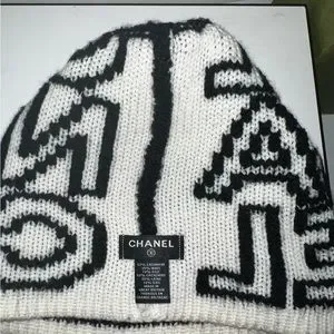 Authentic Chanel Cashmere Wool Silk Logo Beanie Hat
Black/White Chanel 22A Cashmere Wool Silk Black White CC Logo Beanie  main image 4